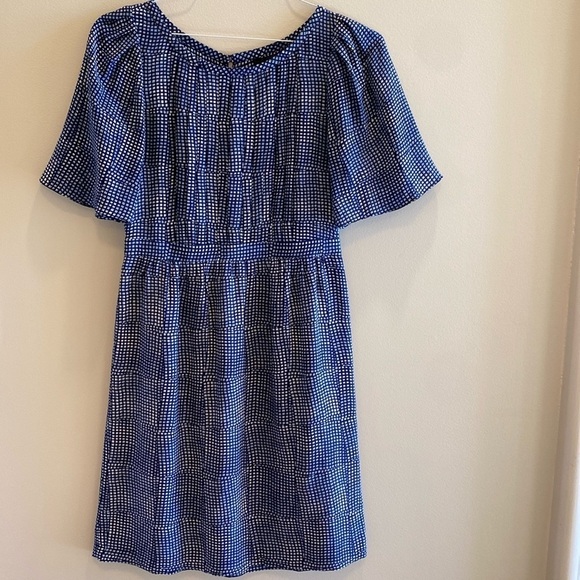 Banana Republic Geometric Silk Dress Flutter Sleeve Cream Navy Mid Blue size 4 - Picture 2 of 10